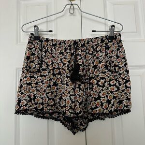 Cotton Daisy pattern shorts with black trim - size medium